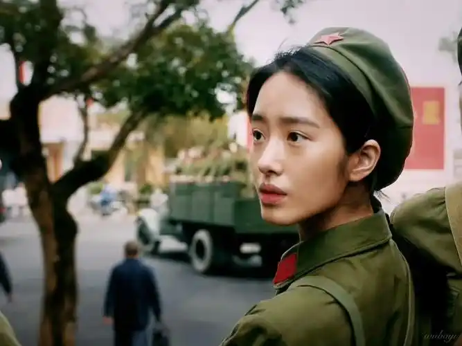 在电影《芳华》中,杨彩玉饰演的女配角林丁丁虽然露面不多,却给很多