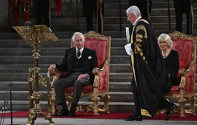 在查尔斯的坚持下,卡米拉嫁入了王室,按照当初的规定,卡米拉以后也