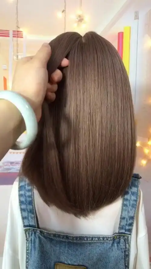 中性女生短发发型后面扎小辫