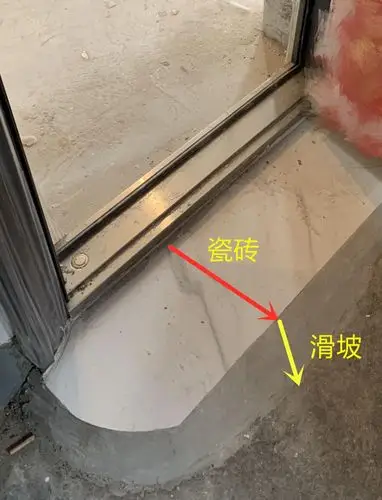 因为门槛石做窄了呀,还有过渡斜坡,导致进出门一半脚在斜坡上,一半脚