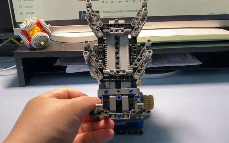 异形抱脸虫手机支架(乐高齿轮机械组)