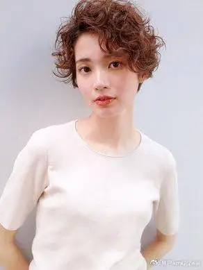 **时尚与个性:**短发纹理烫通过特定的烫发技术,使头发呈现出自然的