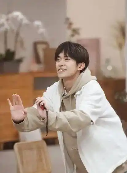 易烊千玺太难了,因为逐渐对椅子失去了信任?_凳子_时候_活动