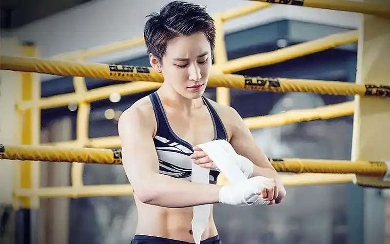 新世纪女打星极其稀少,更别说是练块儿的女打星.