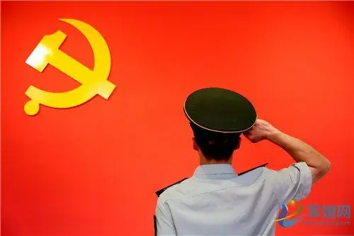 向党旗宣誓.刘治乾 摄