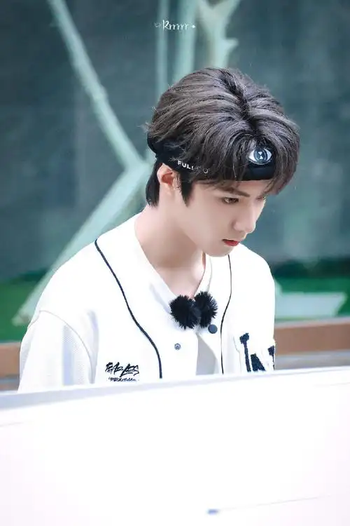 刘耀文衣服上好多笑脸##刘耀文戴两个防蚊手环#今天的刘耀文帅气满分