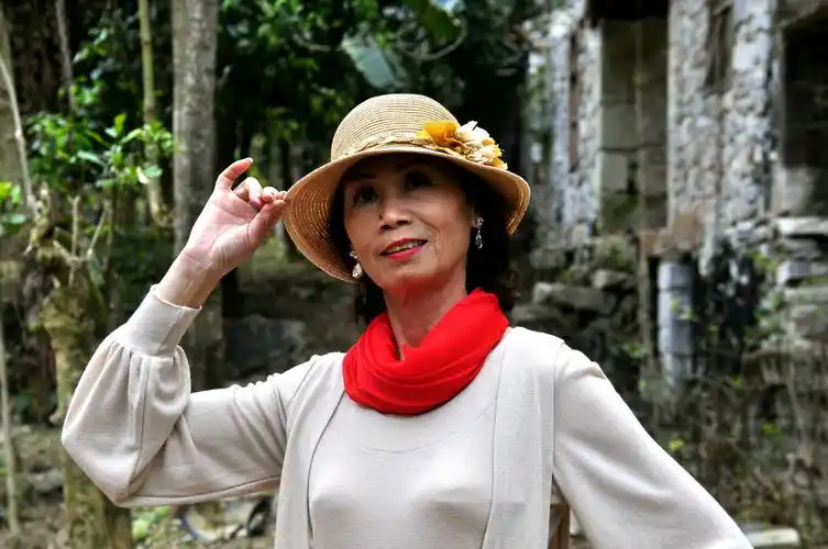 五连洞创意摄影～许玲玲倾情演绎现代悲情.