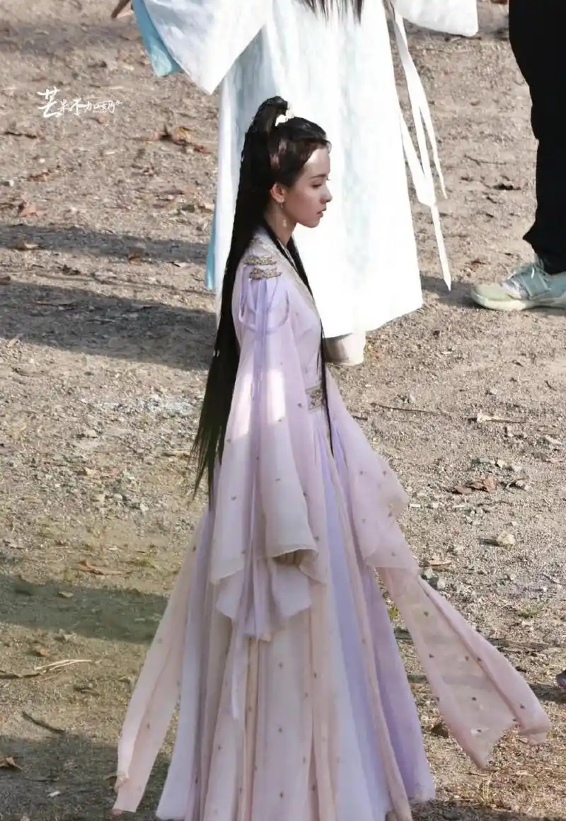 陈都灵侧脸路透图