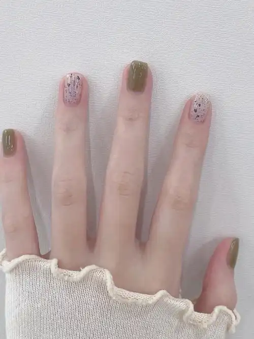 显白 气质 优雅不过时的透绿色美甲 绝绝子 跟夏天超搭的一款短甲配色