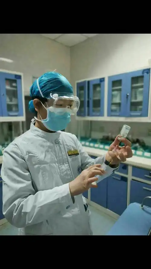 药房中,一位医生正在为患者配药.(图中为陈琳颐婷妈妈)