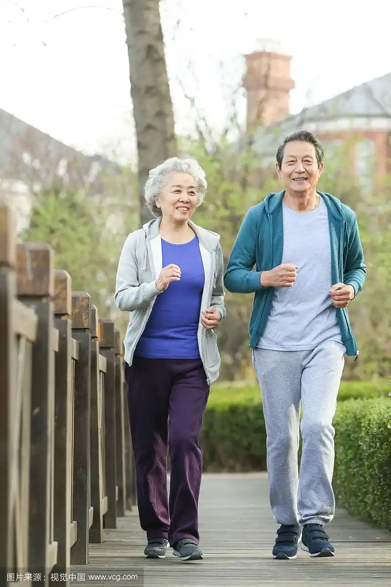 老年夫妇在户外慢跑