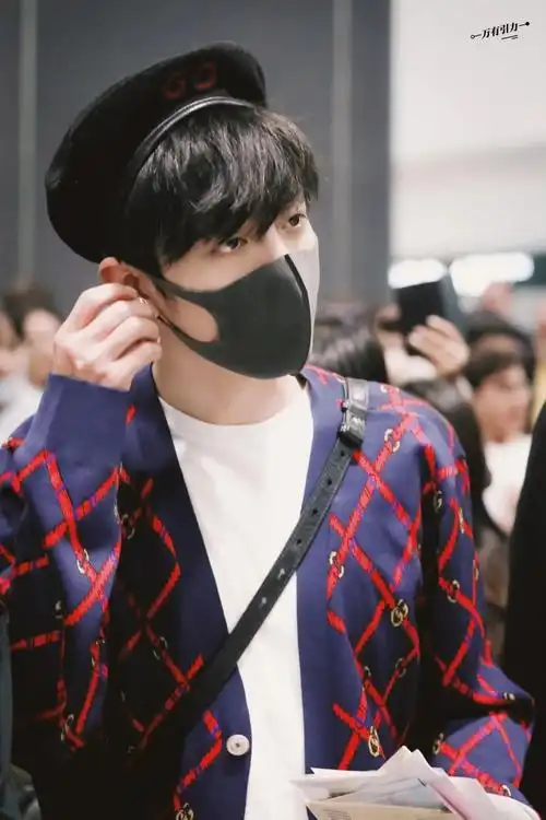 肖战 #机场穿搭  #一眼沦陷  太酷了!我又发一次 - 抖音