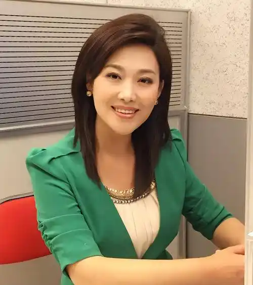 《新闻联播》美女主播郑丽:37岁做妈妈,钟爱家乡黑龙江_工作_丈夫