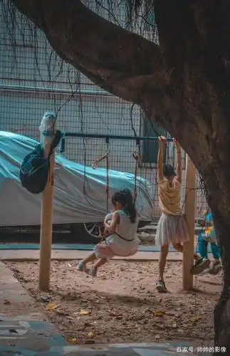 深圳城中村什么样?老人休闲打牌,很有烟火气