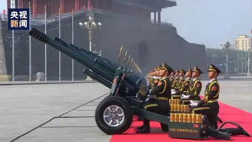 五十六门礼炮,七十响轰鸣,好像在诉说着五十六个民族的中华儿女七十