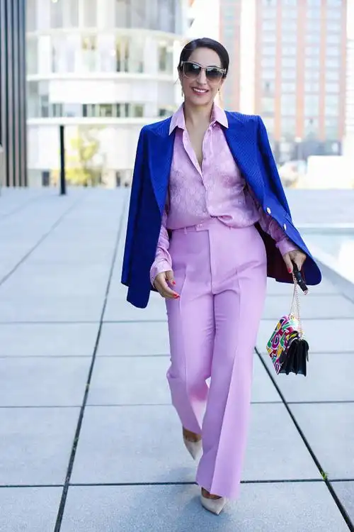 宝蓝色搭配什么颜色好看(肤色暗沉不知道怎么搭) - 百百科