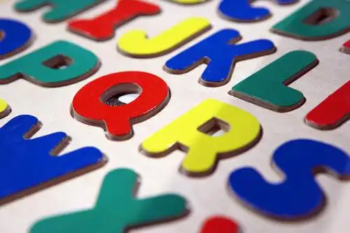 俯视,彩色,室内,特写,白天,静物,一排,许多,整齐,英文,标志,文字,字符