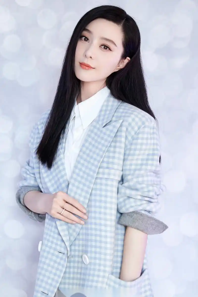 2019年11月22日,演员范冰冰身着好友卜柯文个人品牌christopherbu