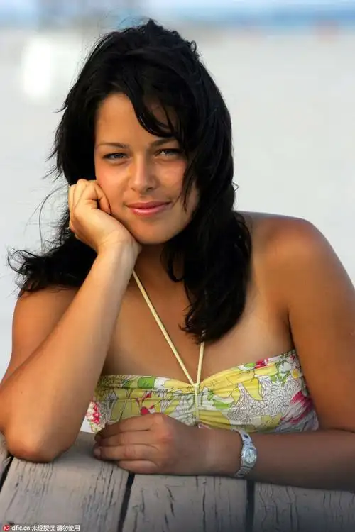 2016欧洲杯太太团巡礼:施魏因施泰格女友伊万诺维奇.