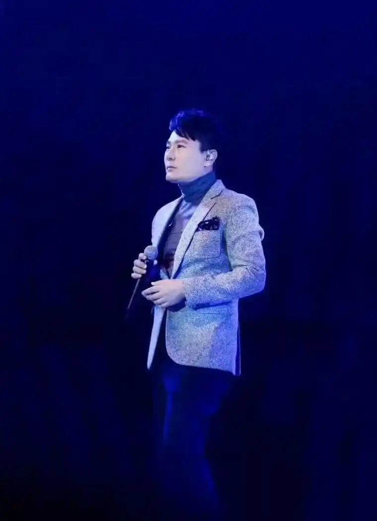 张信哲~2016带劲的帅哲宝鸡私服与妆造.你们看~不止七年如 - 抖音