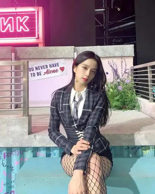 10月21日,blackpink的成员jisoo在自己的lnstagram上