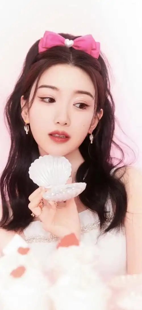 毛晓彤,一个甜美可爱的女孩,因其在多部影视剧中的出色表现而备受观众