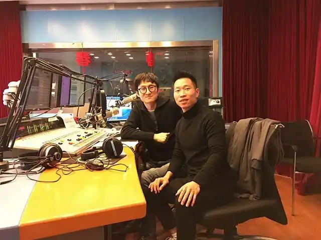 这里就是我们所听到的 fm 996王飞的 声音从这里发出,这就是主持人的