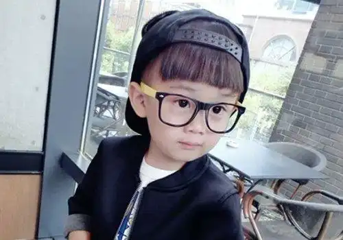 四岁的小孩子适合什么样的发型 剪潮流男童发型再也不是妈妈们"一言堂
