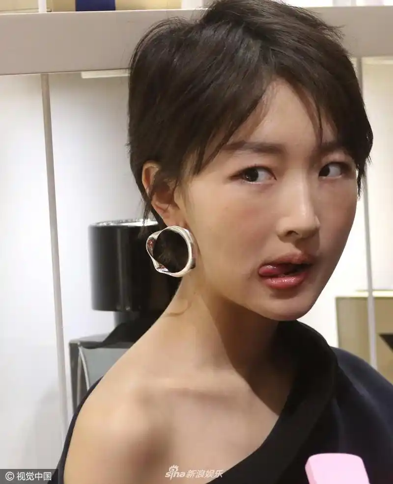 组图:周冬雨咬指甲吐舌变身行走的表情包