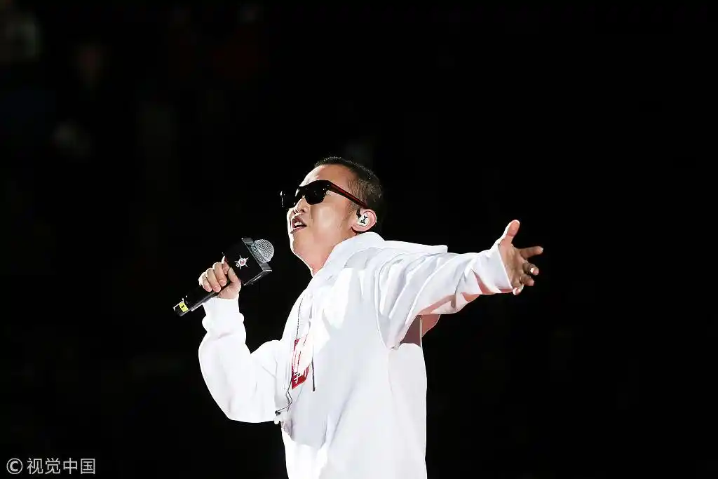 gai白卫衣架黑超帅气献唱cba全明星赛 振臂高呼点燃现场气氛