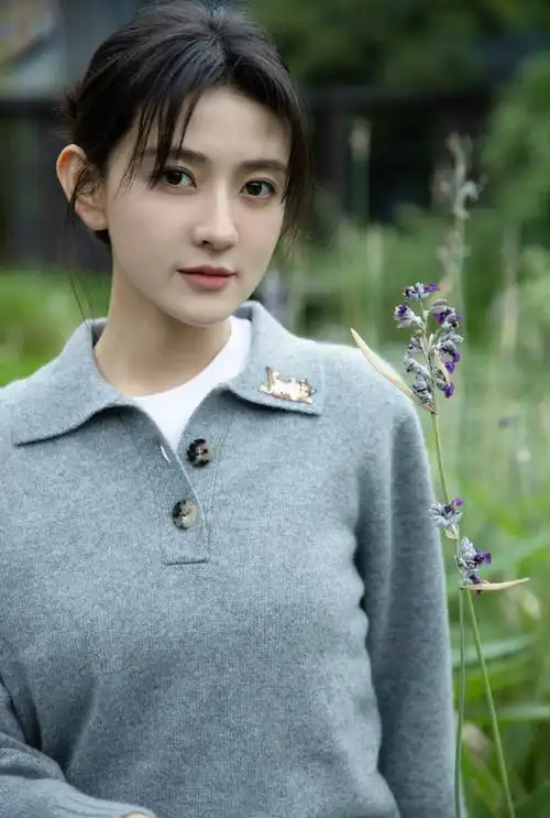 梁洁littlein#erdos善 系列#可爱秋天,让猫咪在衣领上躺一躺.