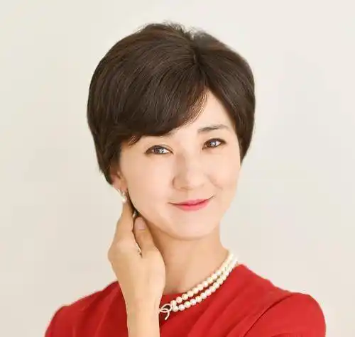 适合60岁-70岁老人短发型,简单利落显气质,更有减龄感_卷发_刘海来