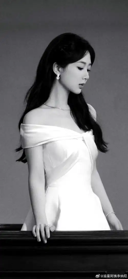 杨紫露肩白裙好温柔
