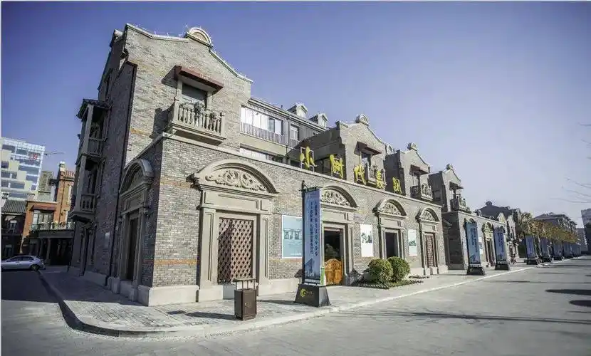 位于卧龙西街以北,怡园路以东,建筑风格以民国风情为主,建成集广告