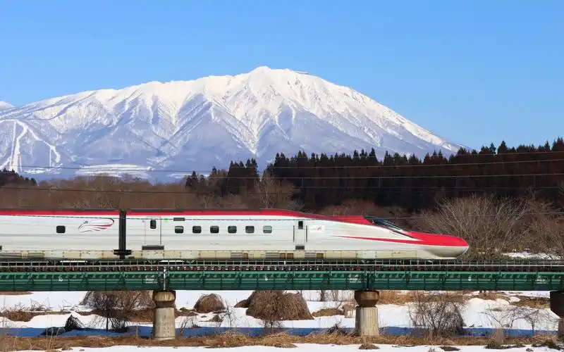 秋田新幹線 e6系 こまち 雪の中を在来線 最高 130km_h高速通過!