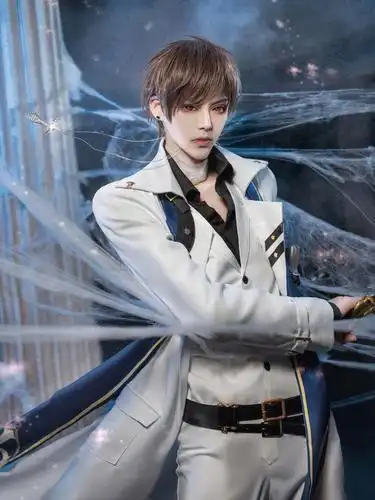 一人cos《恋与制作人》四大男主,白起很飒,许墨军装帅气逼人