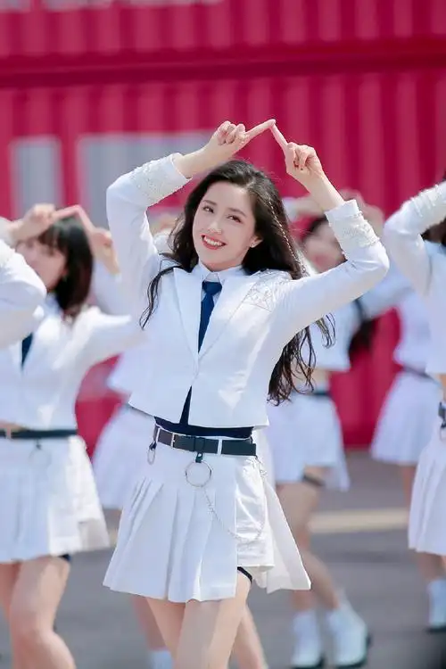 创造营2020王艺瑾纯白制服图片