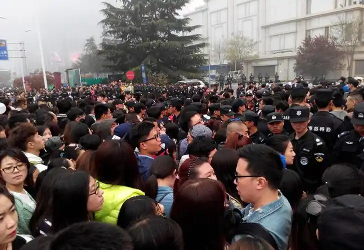 范冰冰助商场开业引万人围观 被迫取消