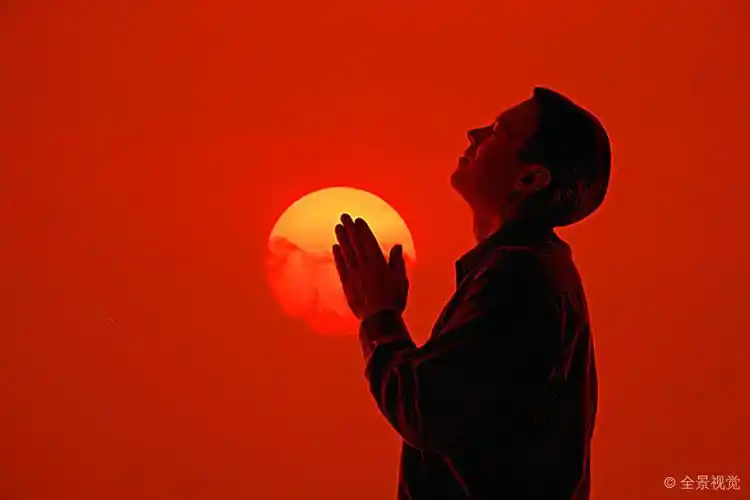 一个_男人_祈祷_高清图片_全景视觉