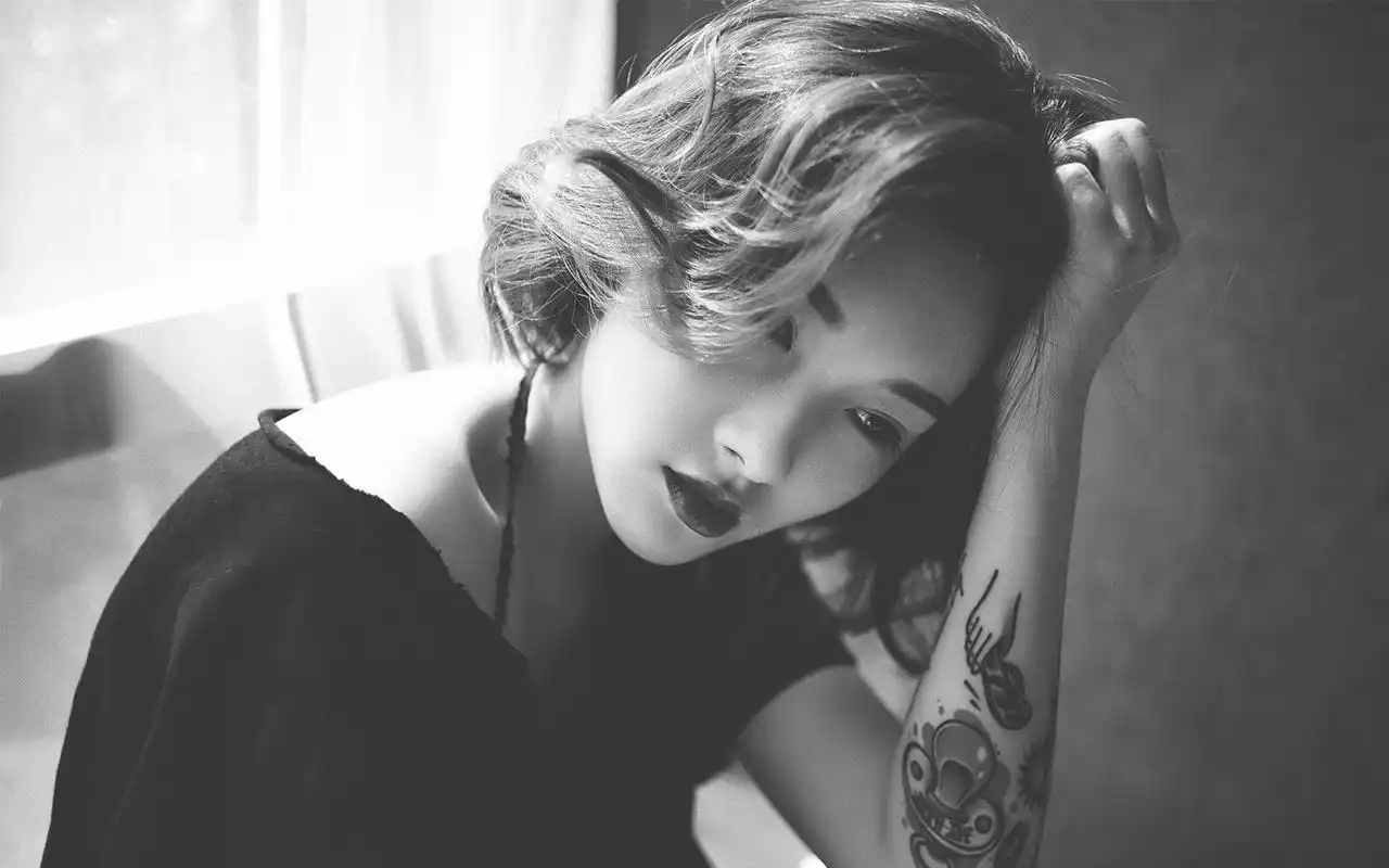 短发美女烈焰红唇性感写真图片桌面壁纸高清大图预览1920x1200_美女