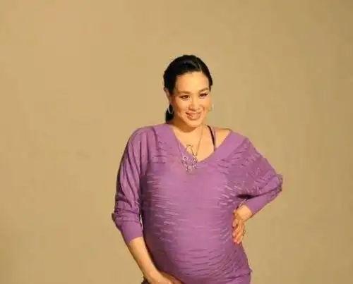 48岁的钟丽缇备孕准备生四胎,她的孕肚简直太恐怖了!