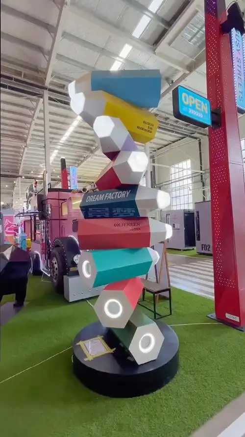 商业地标创意铅笔美陈,兼具观赏和指引功能,街景梦工厂注重细节,持续