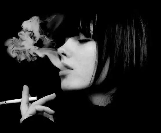 手不觉得非得一笔么女生蹲着抽烟的照片 不要网图 真人的 毕较伤感的