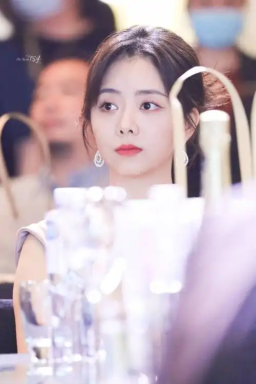 谭松韵现身白玉兰奖提名酒会 穿粉色礼服娴静优雅