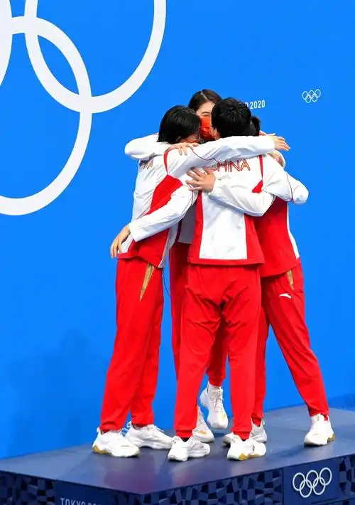 东京奥运会骄傲这是中国游泳队首枚接力项目奥运金牌