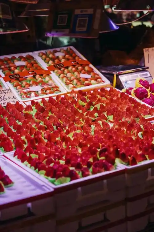 * 水果摊散发的甜蜜好像天然香薰有些人常抱怨广州的四季不够分明