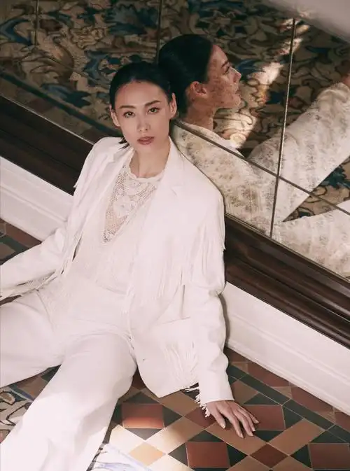 梁洛施美出新高度,穿碎花裙和朋友聚会,扎丸子头尖下巴无敌了