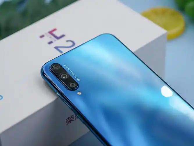 荣耀20青春版图赏:年轻潮品 手机中的超模_设计