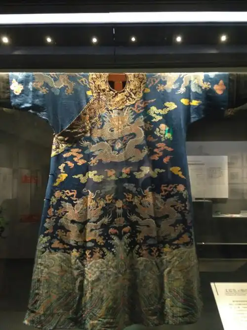 杭州丝绸博物馆中皇帝的龙袍可真漂亮,一只只龙都显得那么威武,霸气.