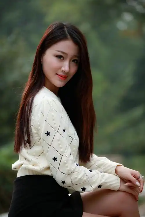 在公园里长发飘飘的漂亮姑娘!-搜狐